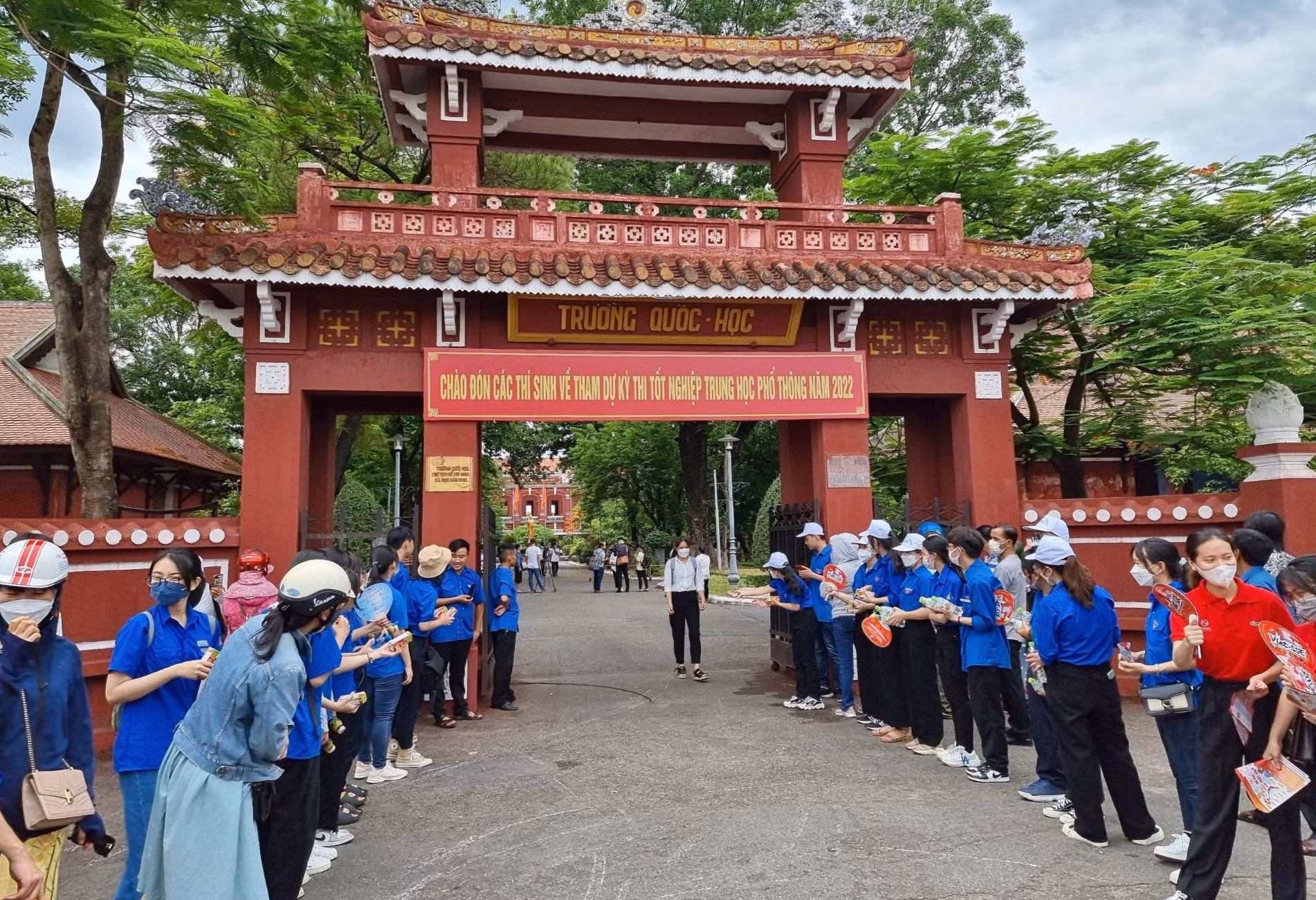 Hơn 1.000 tình nguyện viên tham gia tiếp sức cho sĩ tử ở Huế -0