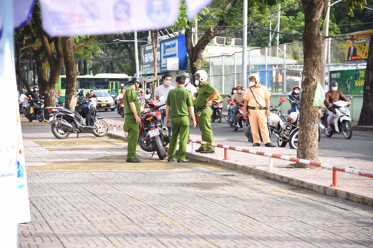 Thí sinh TP Hồ Chí Minh tự tin bước vào môn thi tốt nghiệp THPT đầu tiên -0