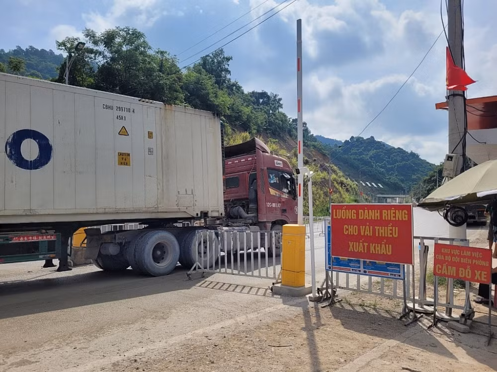 Nguy cơ lại ùn tắc hàng hóa ở cửa khẩu biên giới phía Bắc -0