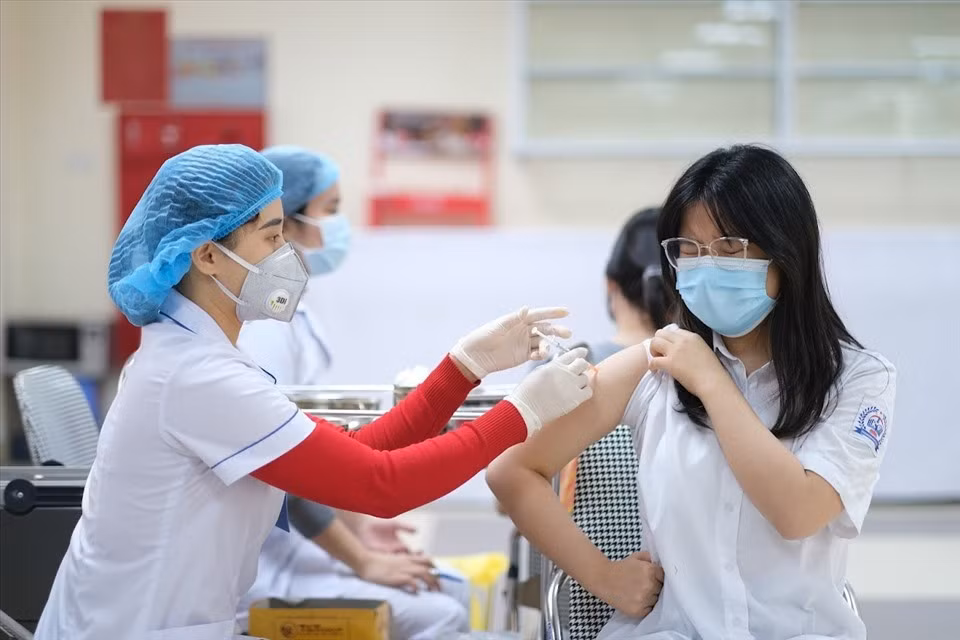 Hàng chục tỉnh vẫn chậm tiêm vaccine mũi 3, 4 -0
