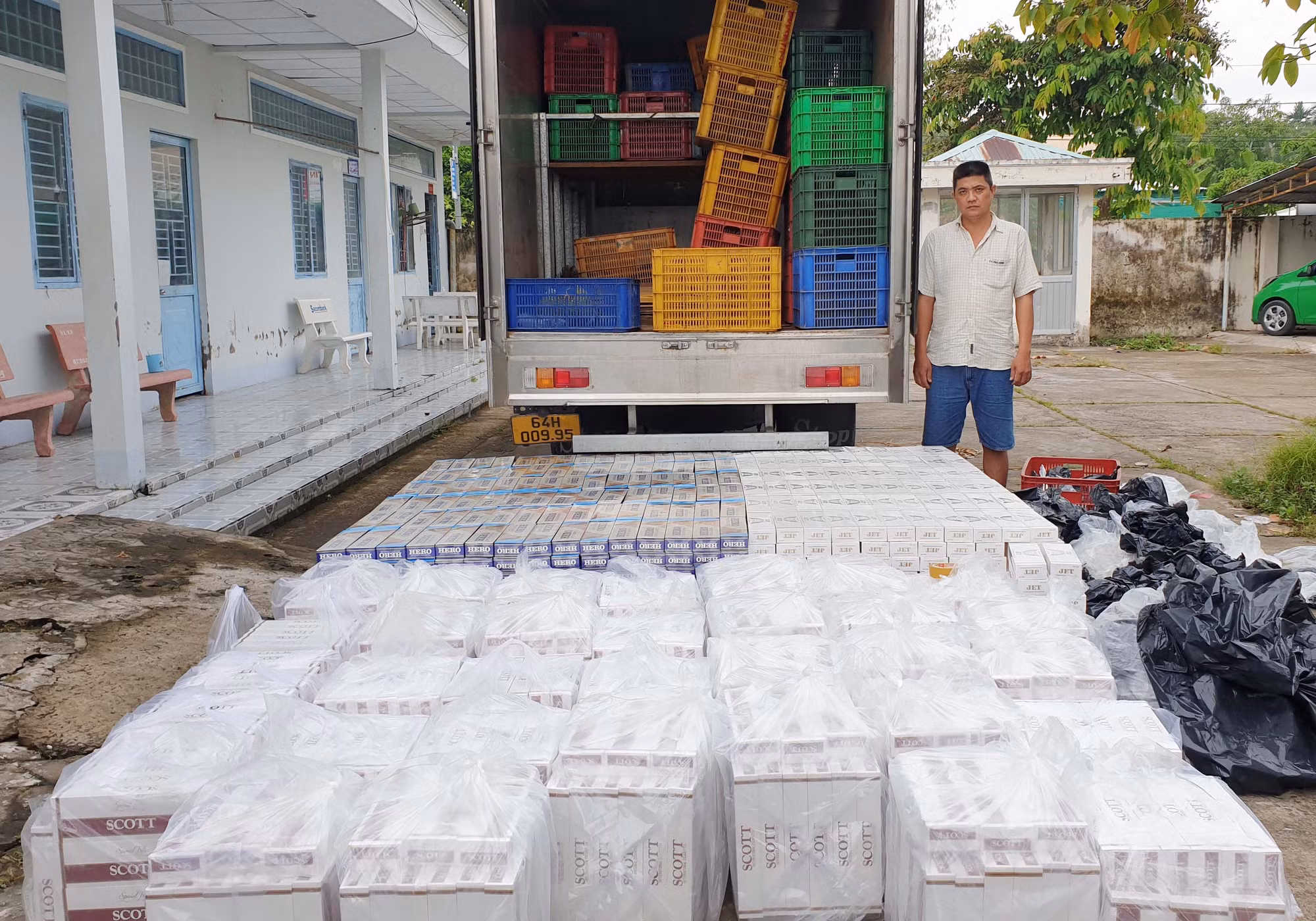 Bị bắt quả tang chở thuốc lá lậu trong lúc tạm hoãn chấp hành án phạt tù -0
