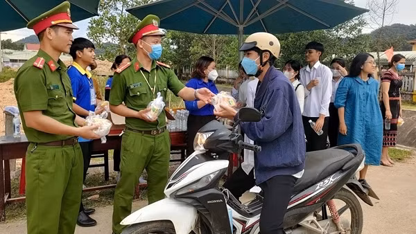 Tuổi trẻ Công an Bình Định phát huy tinh thần xung kích, tình nguyện ảnh 7