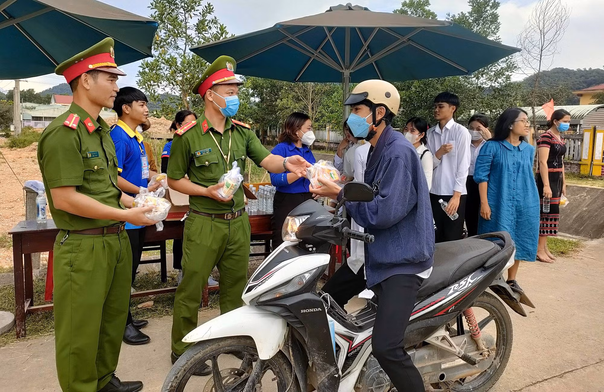 Tuổi trẻ Công an Quảng Nam thực hiện “mục tiêu kép” trong mùa thi -0