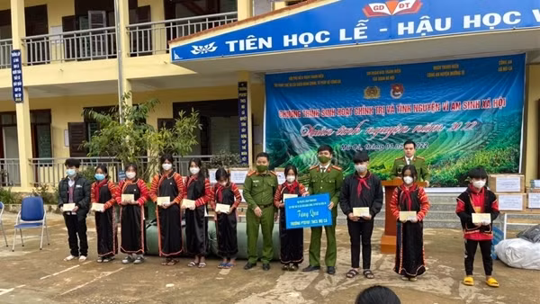 Sinh viên an ninh "3 cùng” với dân trong chiến dịch Mùa hè xanh ảnh 5
