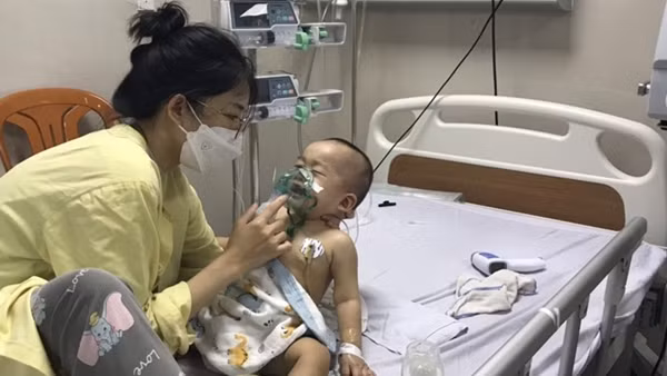 Cứu sống cháu bé 8 tháng tuổi khi đã ngừng tim, ngừng thở