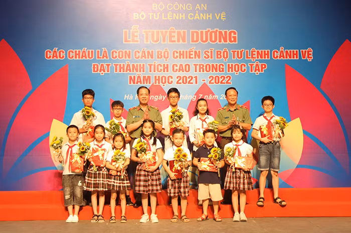 Tuyên dương con CBCS đạt thành tích xuất sắc trong học tập -0
