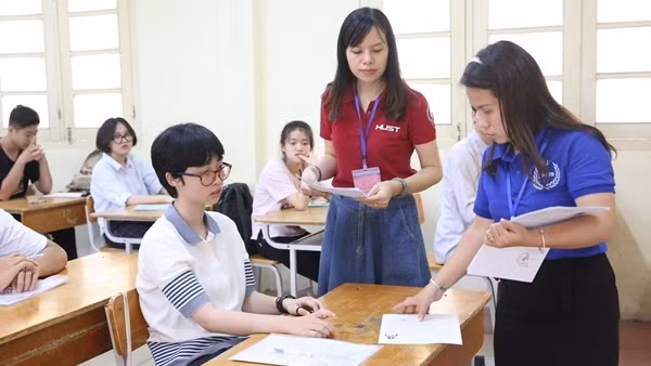 Sĩ tử ùn ùn đến Văn Miếu cầu may trước ngày thi ảnh 13