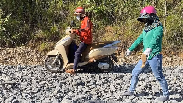 Thầy cô băng rừng cả trăm cây số đến điểm coi thi