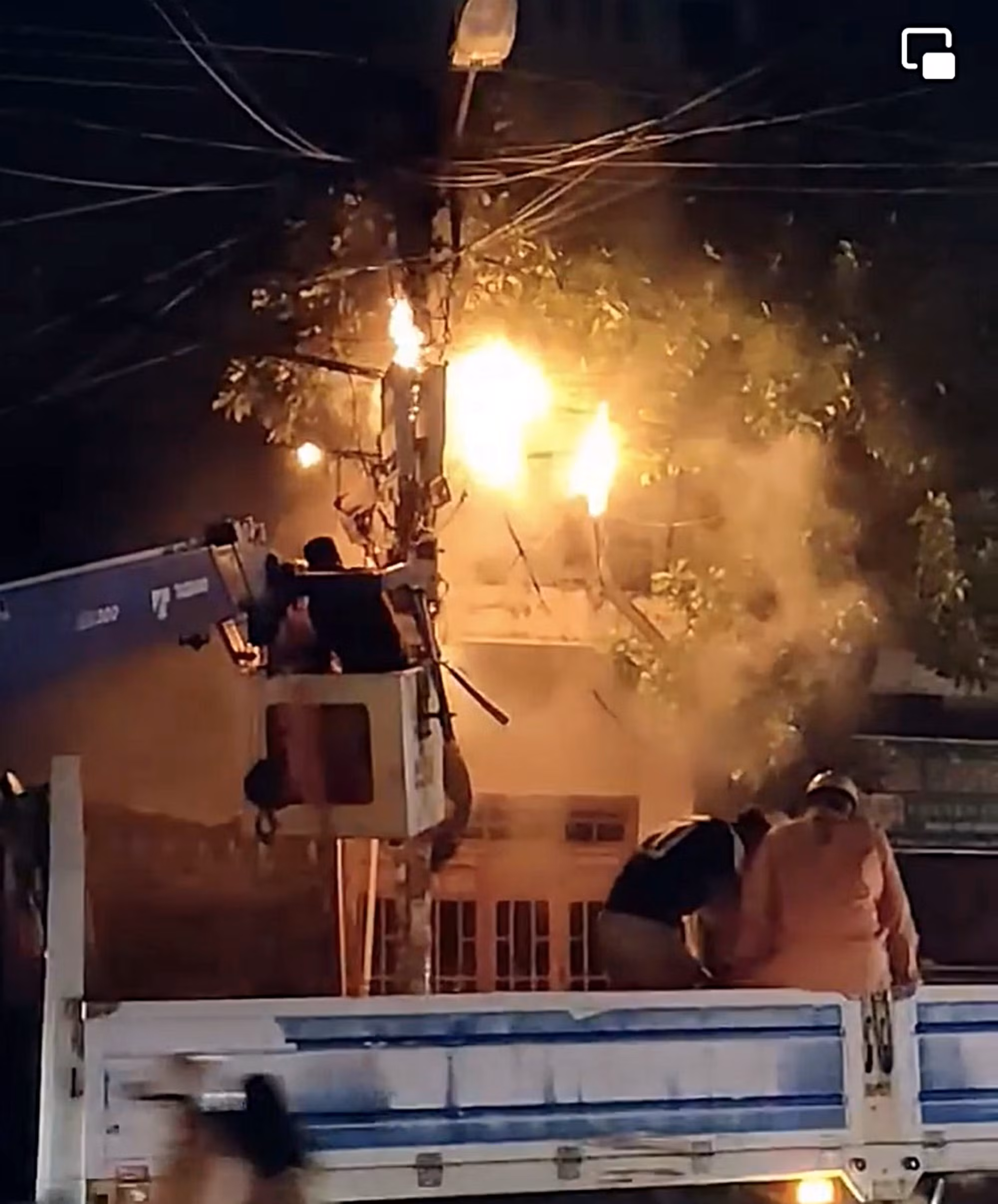 Cháy trụ điện đường dây 220kV, nhiều hộ dân mất điện -0