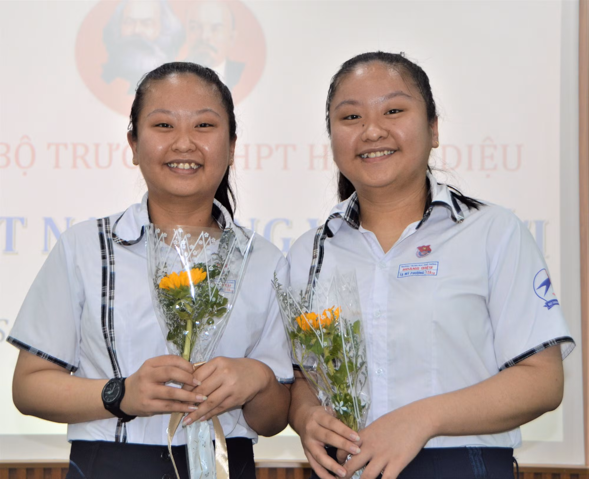 Chị em song sinh được kết nạp Đảng trước ngày thi tốt nghiệp -0