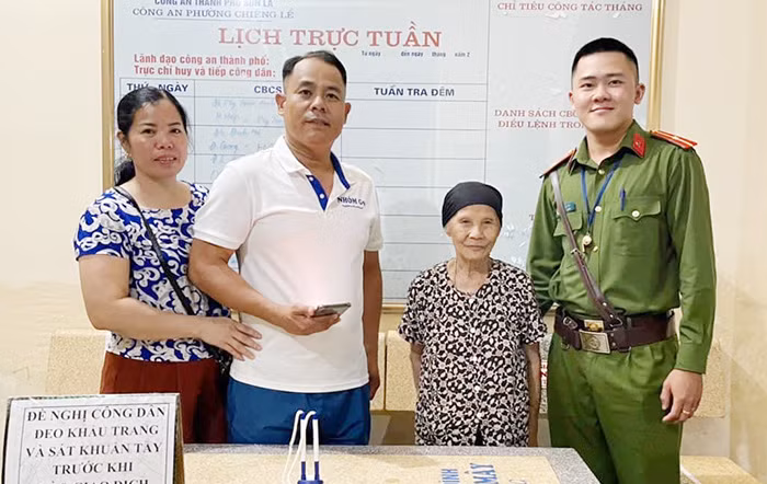 Công an giúp đỡ bà cụ đi lạc tìm lại người thân -0