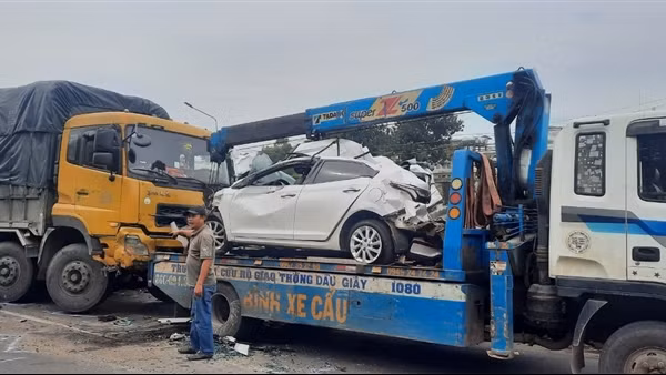 Ô tô con đấu đầu xe tải, 5 người chết và bị thương ảnh 4