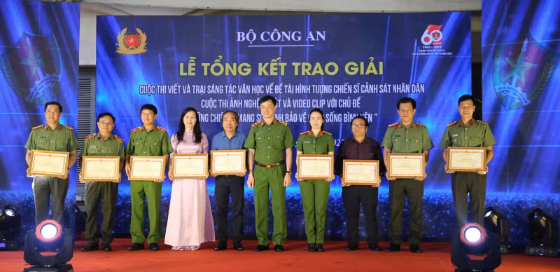 Trao giải sáng tác văn học, các cuộc thi viết, thi ảnh nghệ thuật, video về lực lượng CSND -0