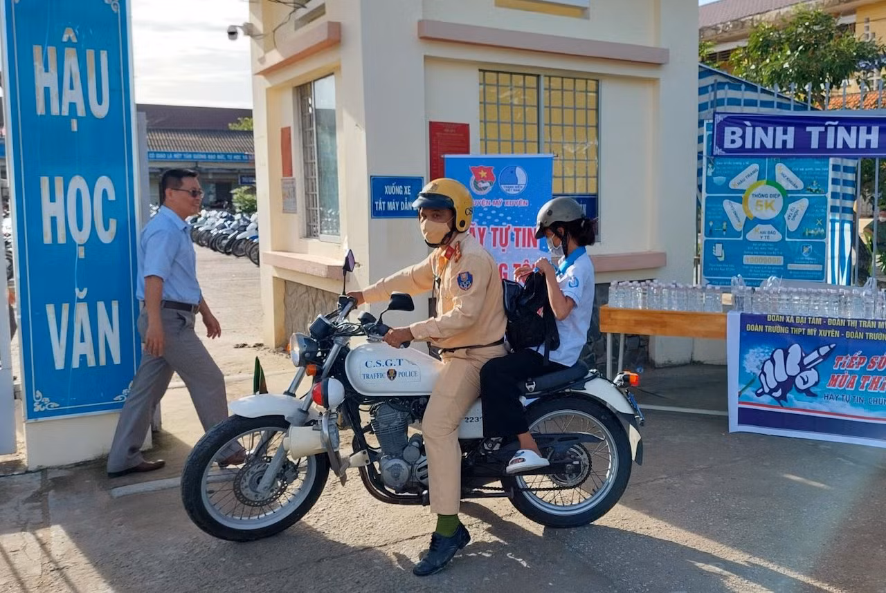 Đại úy CSGT dùng xe đặc chủng chở nữ thí sinh đến điểm thi -0
