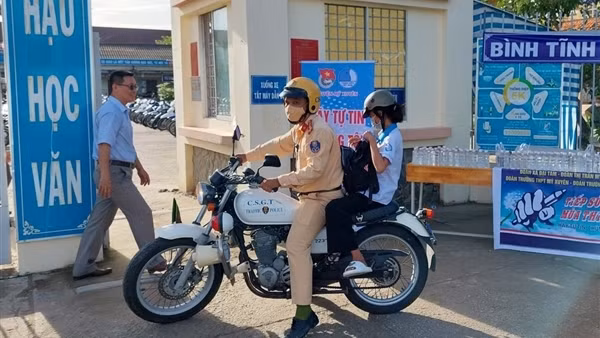 Nam thí sinh hỏng xe được CSGT đưa đến điểm thi ảnh 3