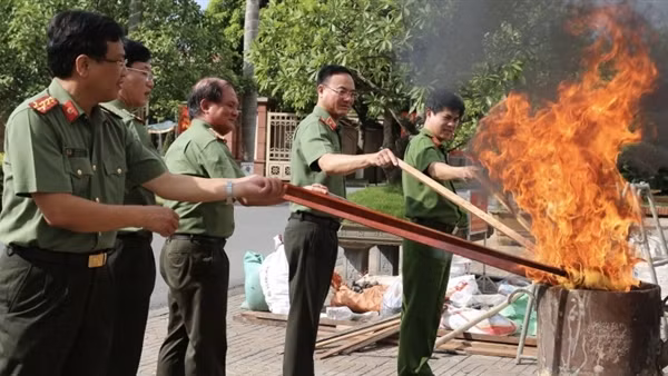 Đúc tượng chân dung Bác nhân kỷ niệm ngày truyền thống CSND