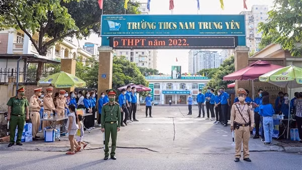 Phụ huynh đội mưa đón con sau môn thi thứ 2 ảnh 8