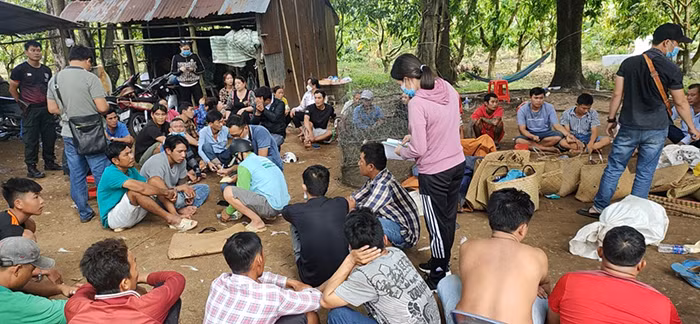 Triệt xóa tụ điểm đánh bạc trong vườn xoài, bắt giữ 40 đối tượng -1