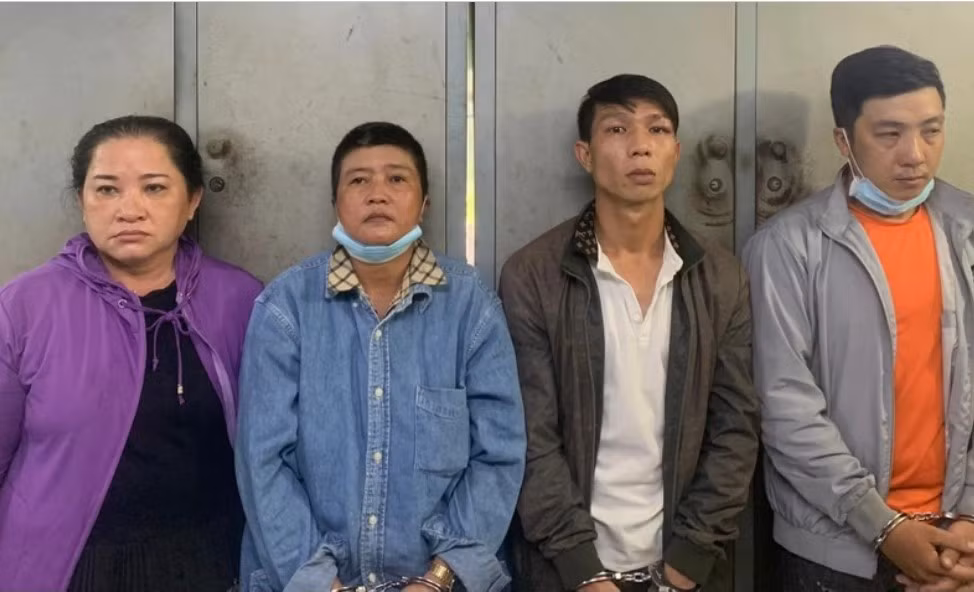 Băng “2 ngón” chuyên dàn cảnh trộm tài sản của người đi khám bệnh sa lưới -0