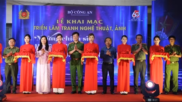 Hình ảnh người chiến sĩ CSND đã chạm tới trái tim người dân ảnh 8