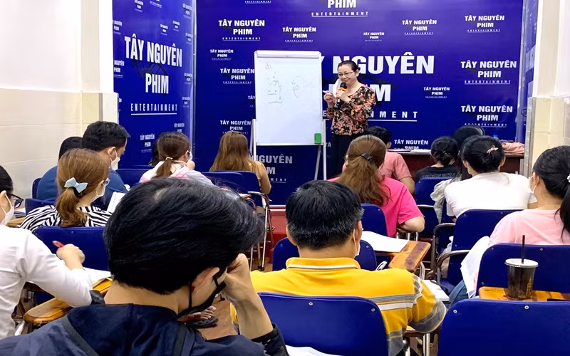 Nở rộ các lớp học cải thiện giọng nói: Đổi giọng để đổi đời -0