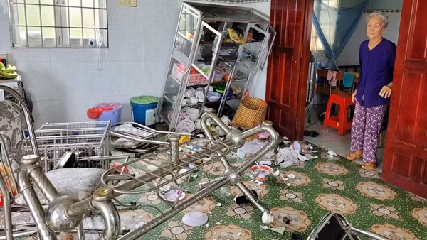 Khởi tố 2 đối tượng đập phá nhà bà cụ 78 tuổi để đòi nợ
