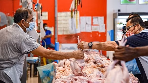 Malaysia tranh cãi khoản trợ cấp tiền mặt cực lớn