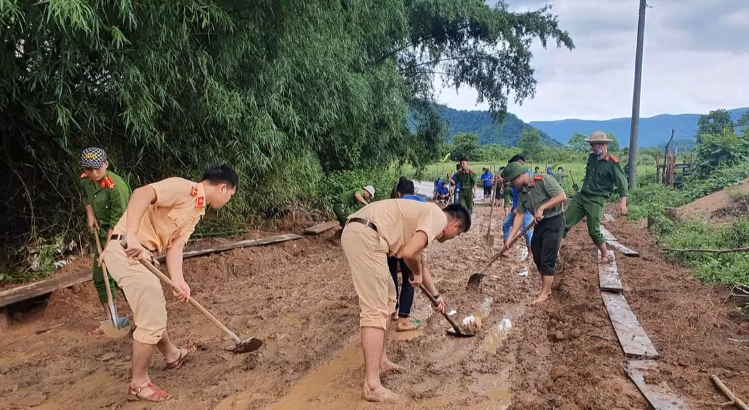 Tuổi trẻ Công an Quảng Trị giúp người dân vùng cao xã Xy -2