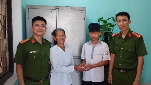 Học sinh lớp 7 trả lại 2 chỉ vàng cho cụ bà đánh rơi