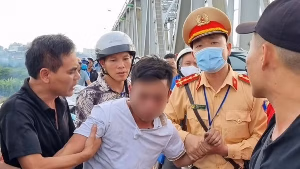 Kịp thời cứu người phụ nữ trầm cảm định nhảy cầu Cửa Nhượng ảnh 2