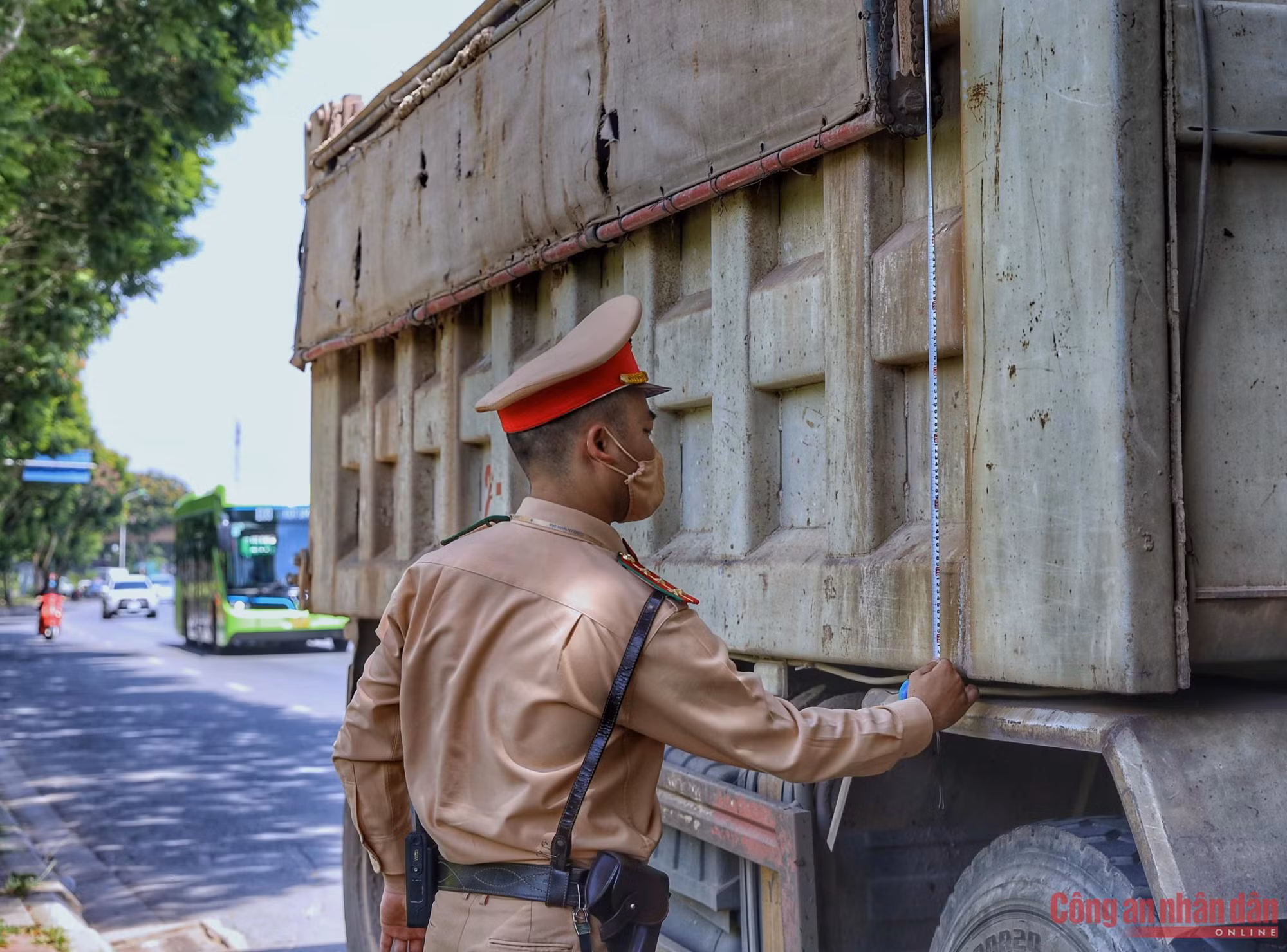 10 ngày cao điểm, CSGT xử phạt mạnh "ma men" và xe quá khổ, quá tải ảnh 2 10 ngày cao điểm, CSGT xử phạt mạnh ma men và xe quá khổ, quá tải -0