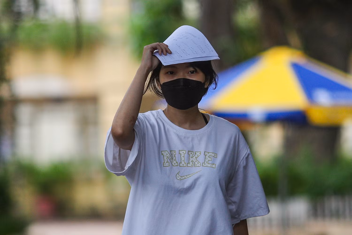 Phụ huynh đội mưa đón các sĩ tử -2