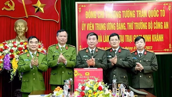 Thứ trưởng Trần Quốc Tỏ thăm và làm việc với Trại giam Ninh Khánh