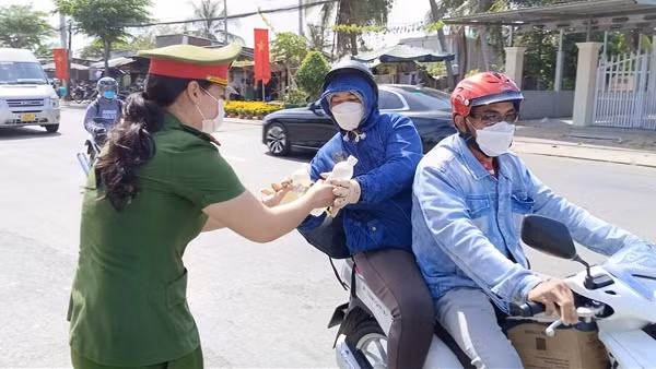 "Trạm dừng chân nghĩa tình" tiếp sức người dân về quê đón Tết