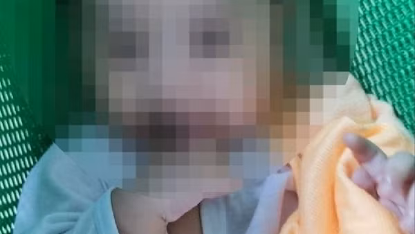 Bắt khẩn cấp bảo mẫu hành hạ bé trai 6 tháng tuổi đến xuất huyết não