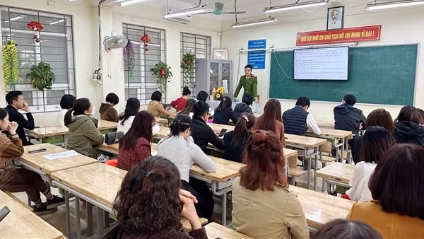 Cac_phu_huynh_duoc_huong_dan_cai-1674002034052.jpg