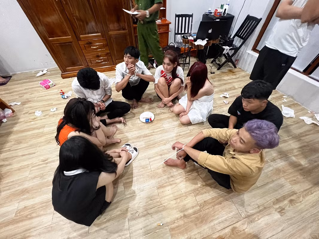 Gom tiền mua ma túy để bay lắc trong homestay -0