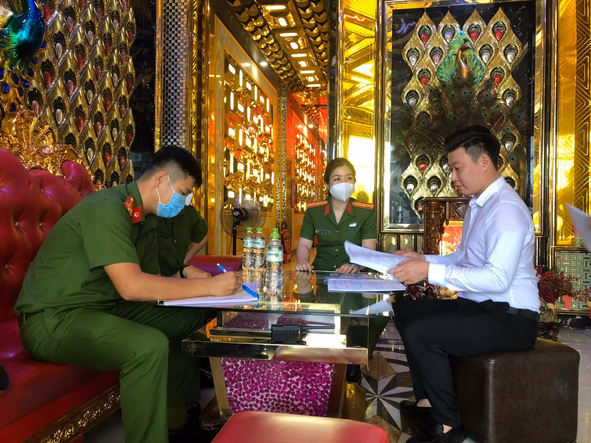 Kỹ năng thoát nạn khi xảy ra cháy ở quán bar, karaoke -0