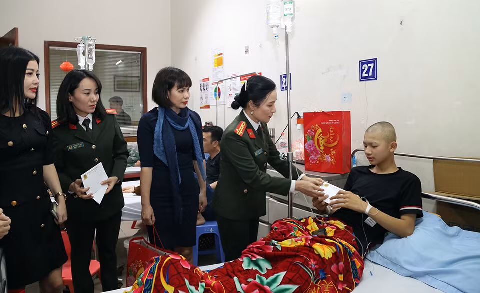 Trao yêu thương cho bệnh nhi tại Viện Huyết học - Truyền máu Trung ương -0