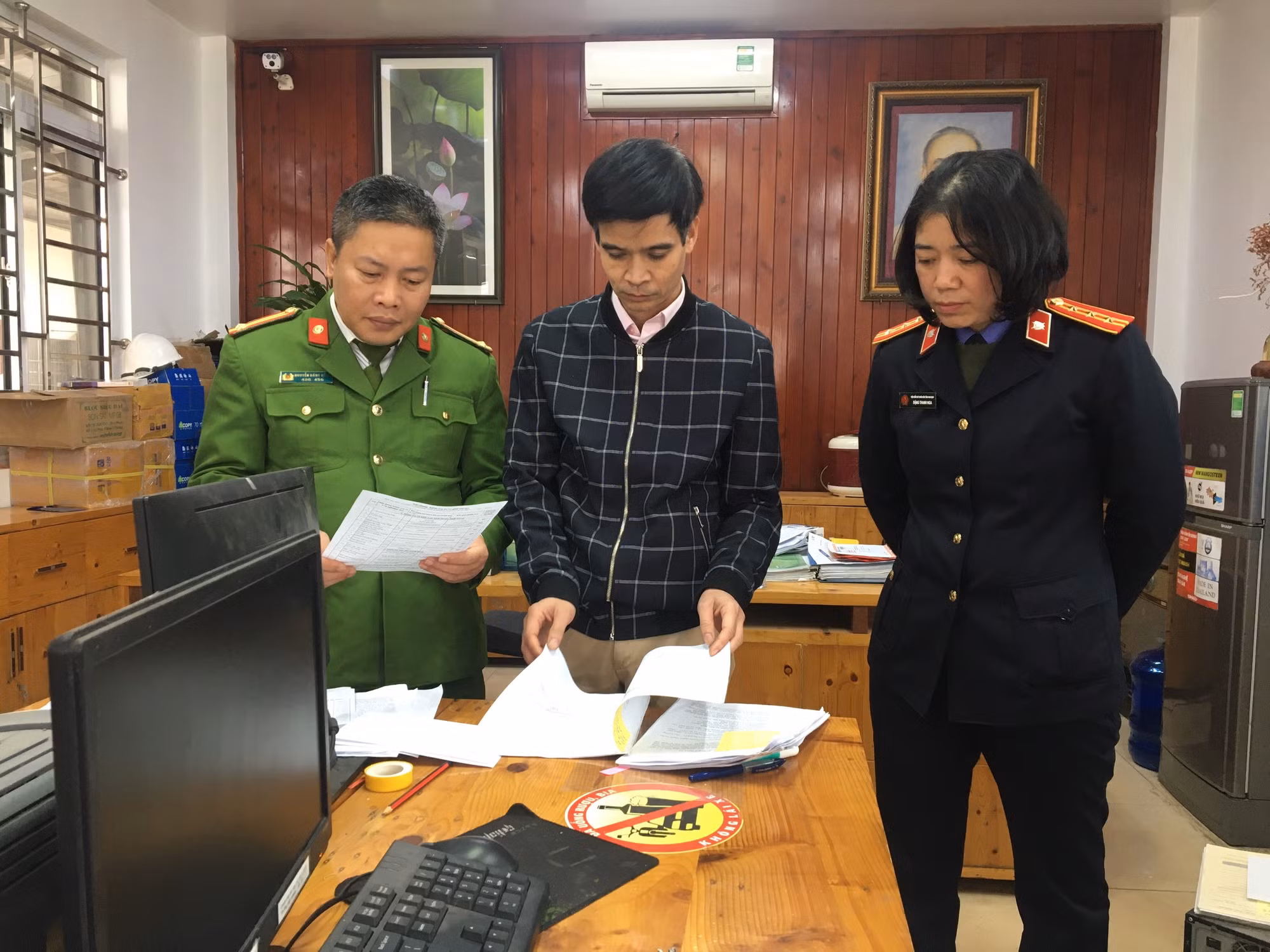 cơ quan csđt công an tỉnh và viện kiểm sát nhân dân tỉnh khám xét trung tâm đăng kiểm.jpg -0
