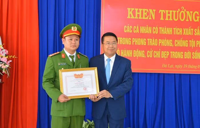 Khen thưởng chiến sĩ Công an bắt tội phạm móc túi du khách -0