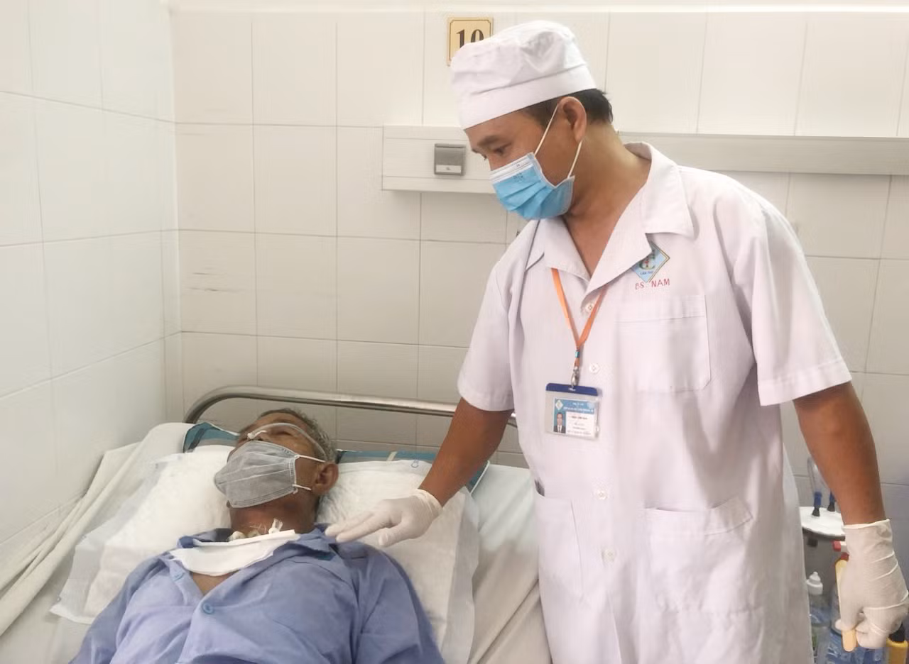 Bệnh nhân miệng chảy máu không ngừng do u ác ở lưỡi -0