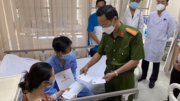 Thăm, tặng quà cho các cán bộ chiến sĩ PCCC Bình Phước hy sinh, bị thương khi làm nhiệm vụ