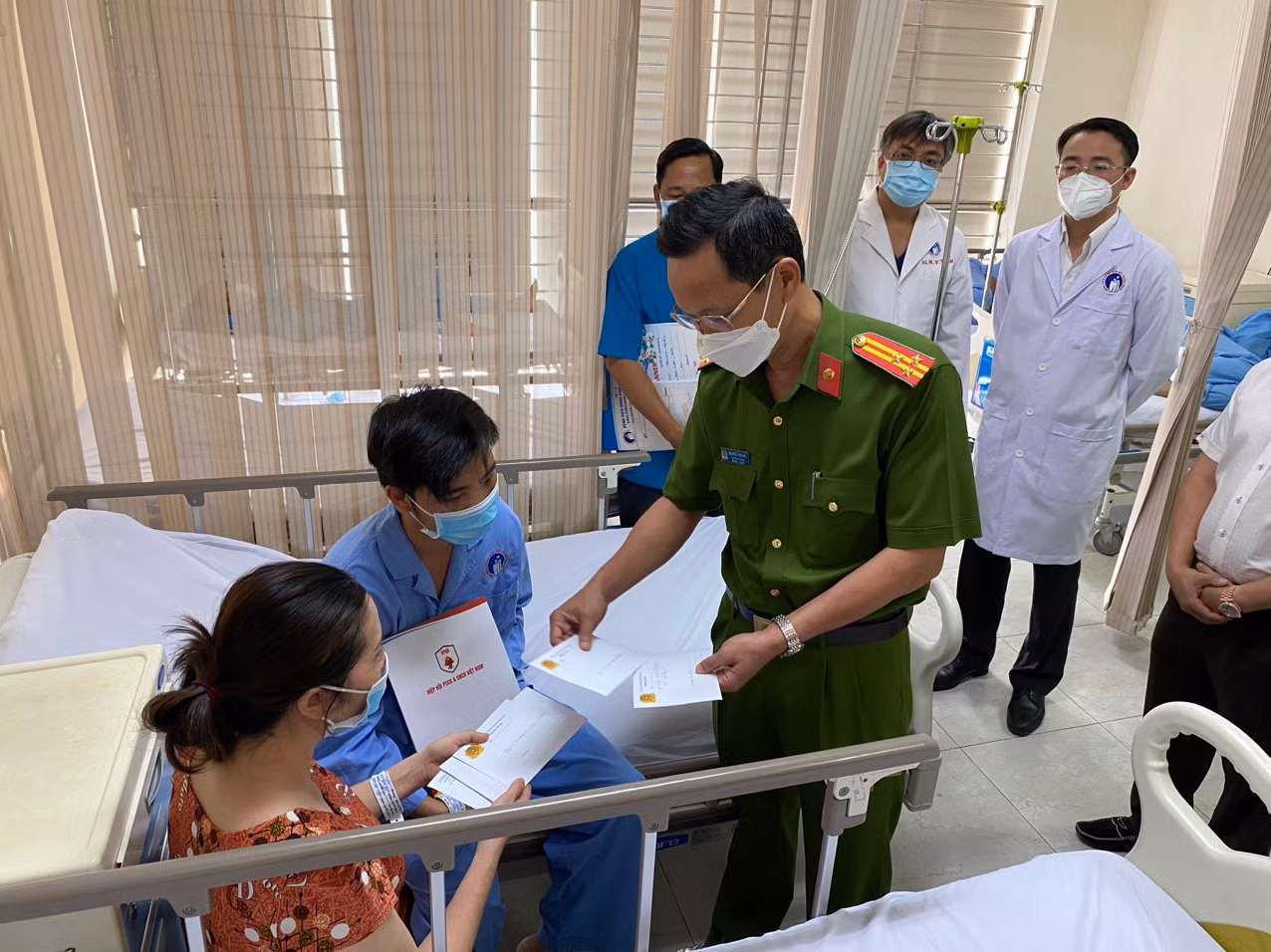 Thăm, tặng quà, sổ tiết kiệm cho 6 cán bộ chiến sĩ PCCC Bình Phước hy sinh, bị thương khi làm nhiệm vụ -0