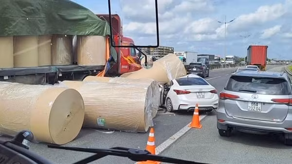 Cuộn giấy rơi từ thùng xe đầu kéo đè nát đầu&nbsp;xe con