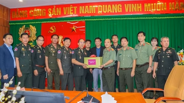Bộ Tư lệnh Cảnh vệ Quân đội Hoàng Gia Campuchia chúc Tết Công an tỉnh Vĩnh Long