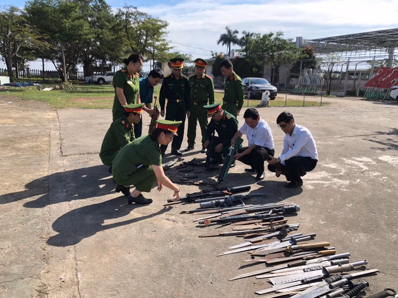Tiêu hủy hàng trăm vũ khí, vật liệu nổ và công cụ hỗ trợ -2