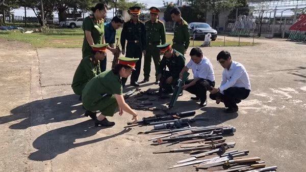 Tiêu hủy hàng trăm vũ khí, vật liệu nổ và công cụ hỗ trợ