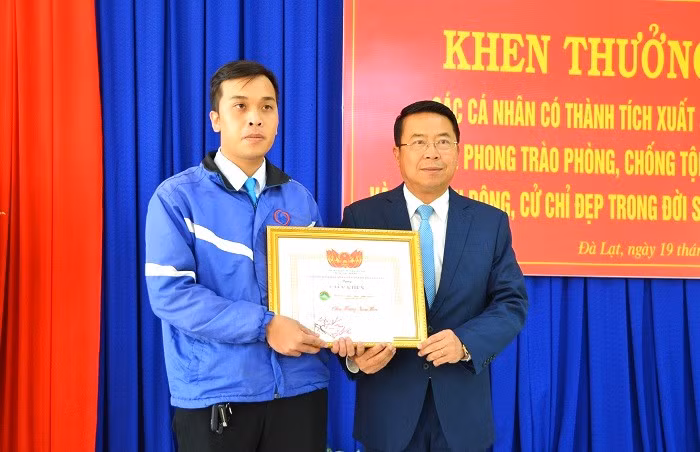 Khen thưởng chiến sĩ Công an bắt tội phạm móc túi du khách -0