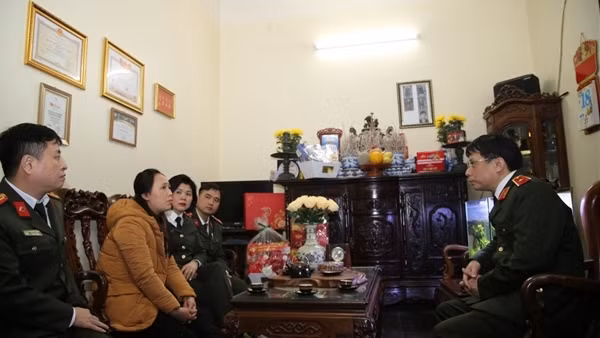 Báo CAND thăm hỏi, chúc Tết gia đình các liệt sĩ Cảnh sát PCCC Công an TP Hà Nội